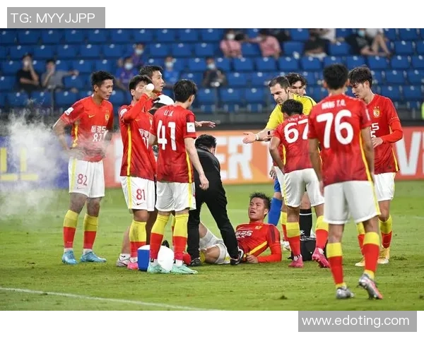 广州足球队个人能力引发热议球迷对球员表现的不同看法与争论